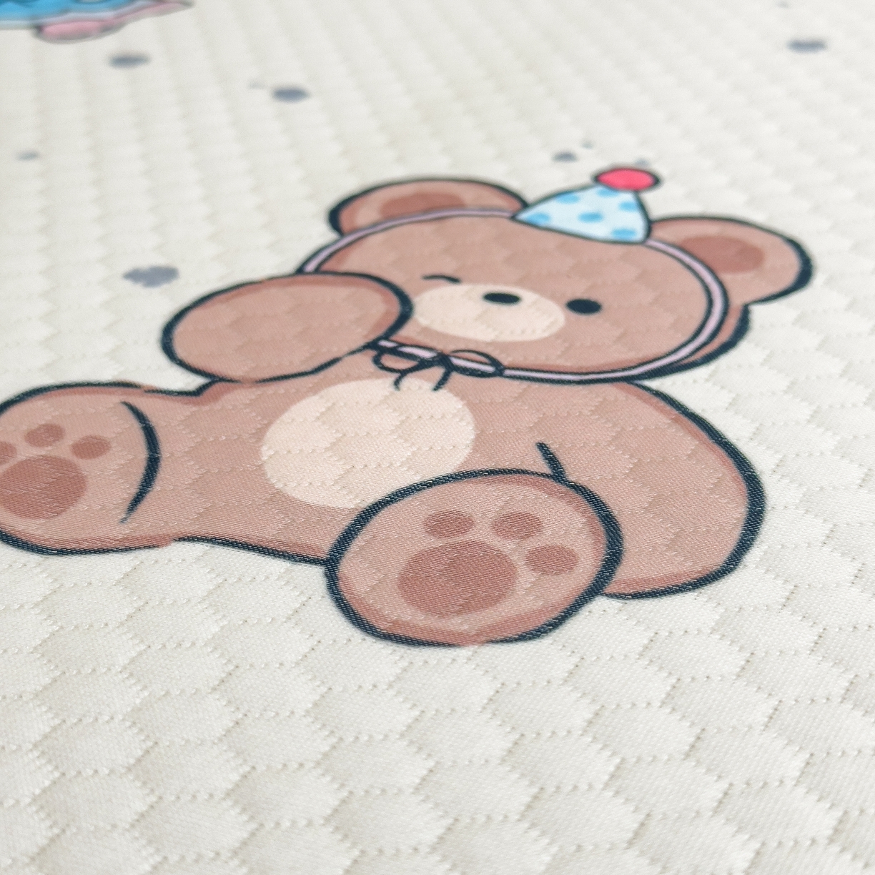 91家纺网 家纺一手货源 找家纺 席世家 2025新款印花豆豆多功能垫 汽车小熊