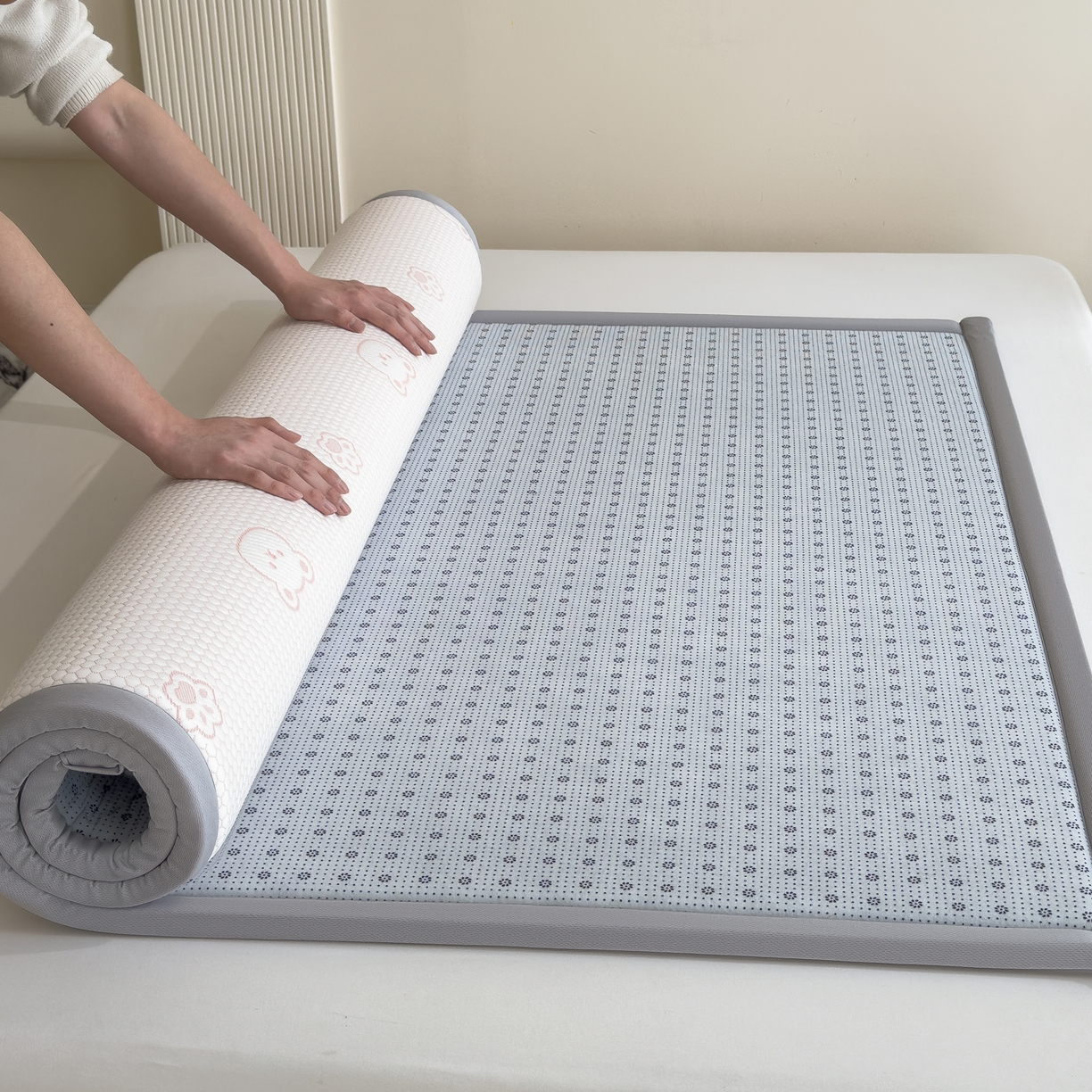 91家纺网 家纺一手货源 找家纺 席世家 2025新款凉感豆豆多功能垫 小熊-粉