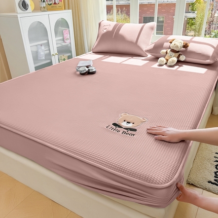 91家纺网 家纺一手货源 找家纺 （总）爱思凯2025新款【瑞宝熊】PE真豆豆-床笠款凉席  场景二