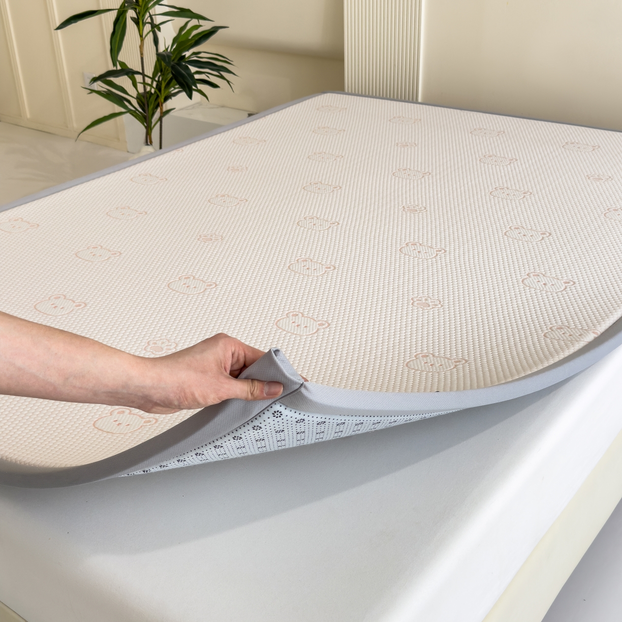 91家纺网 家纺一手货源 找家纺 席世家 2025新款凉感豆豆多功能垫 小熊-粉