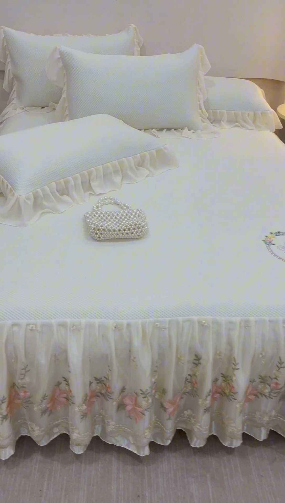 91家纺网 家纺一手货源 找家纺 好儿喜家纺2025新款海洋丝凉感豆豆床裙凉席-花蜜 奶白