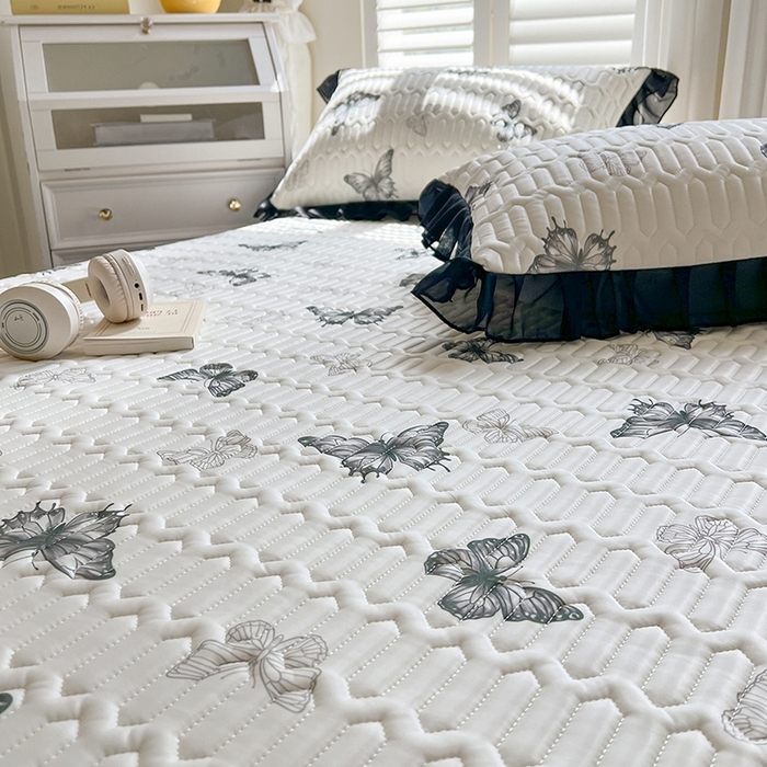 91家纺网 家纺一手货源 找家纺 慕澄2025新款小清新印花凉感丝花床裙款乳胶凉席 黑蝴蝶