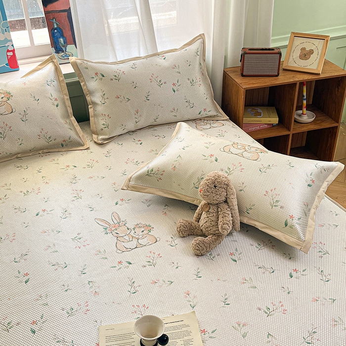 91家纺网 家纺一手货源 找家纺 布卢姆床垫2025新款A类数码印花冰藤席夏凉席--床笠款 花园小兔床笠