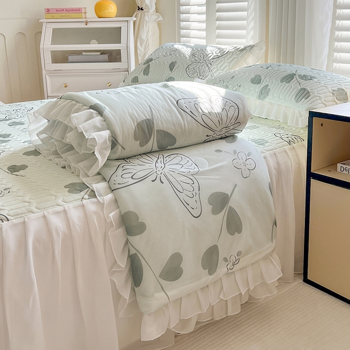 91家纺网 家纺一手货源 找家纺 慕澄2025新款小版印花床裙款乳胶凉席凉感丝夏被四件套 绿色蝶