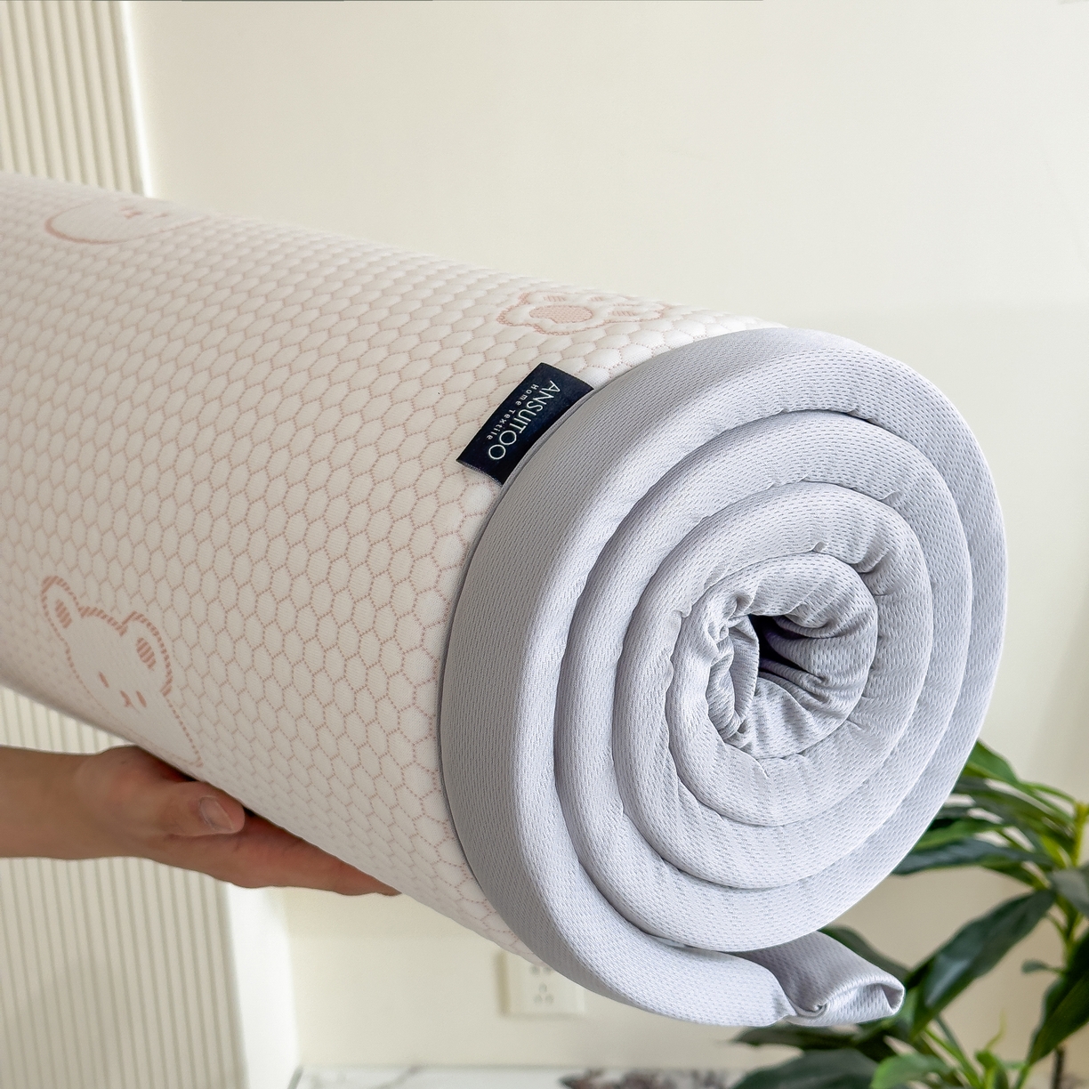 91家纺网 家纺一手货源 找家纺 席世家 2025新款凉感豆豆多功能垫 小熊-粉