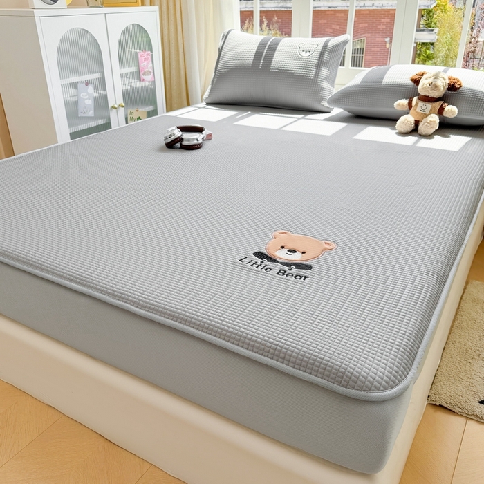 91家纺网 家纺一手货源 找家纺 （总）爱思凯2025新款【瑞宝熊】PE真豆豆-床笠款凉席  场景二