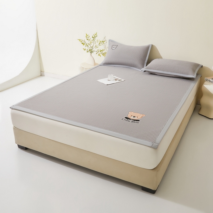 91家纺网 家纺一手货源 找家纺 （总）爱思凯2025新款【瑞宝熊】PE真豆豆床席款凉席 场景一