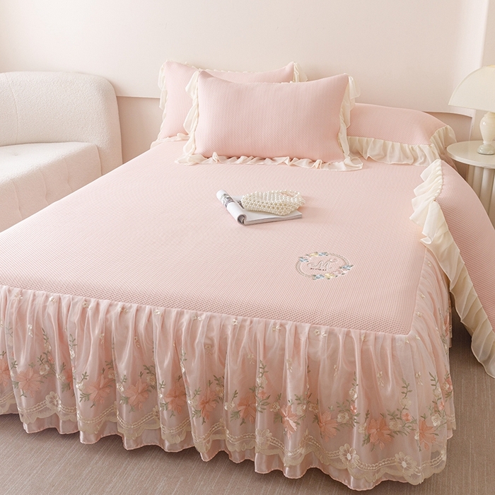 91家纺网 家纺一手货源 找家纺 好儿喜家纺2025新款海洋丝凉感豆豆床裙凉席-花蜜 浅粉 