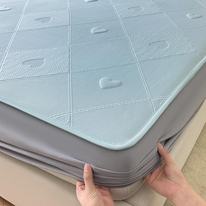 91家纺网 家纺一手货源 找家纺 布卢姆床垫2025新款A类PE乙纶冰豆豆床笠款凉席 菱格爱心