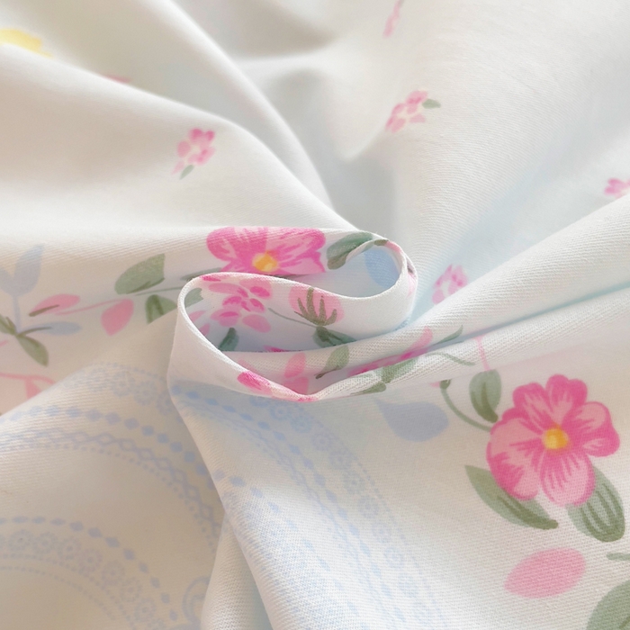 91家纺网 家纺一手货源 找家纺 铭博家纺 2025新款直播爆款100%全棉吊边一字绣工艺款13070印花全棉四件套 苏沐花谣