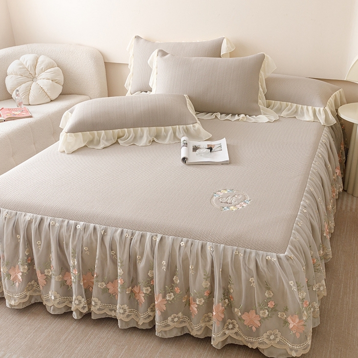 91家纺网 家纺一手货源 找家纺 好儿喜家纺2025新款海洋丝凉感豆豆床裙凉席-花蜜 咖 