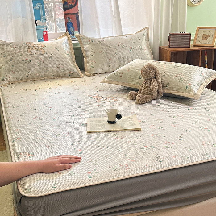 91家纺网 家纺一手货源 找家纺 布卢姆床垫2025新款A类数码印花冰藤席夏凉席--床笠款 花园小兔床笠