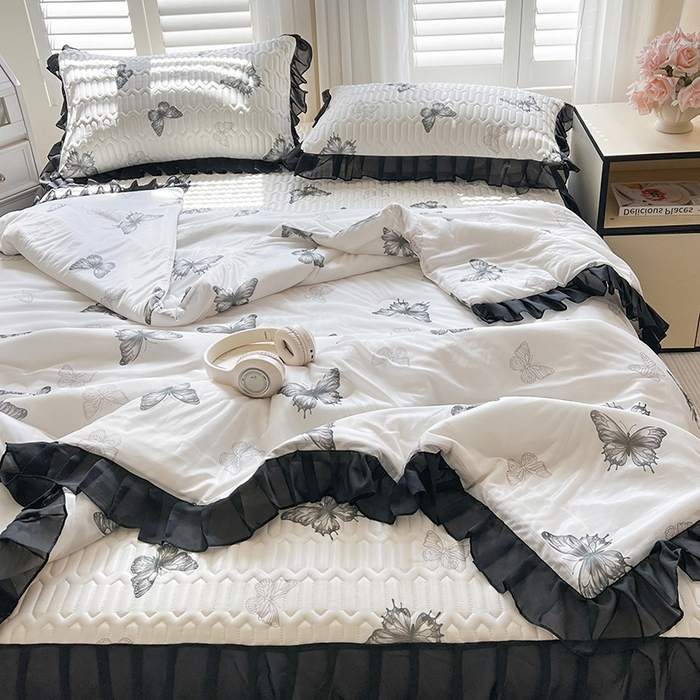 91家纺网 家纺一手货源 找家纺 慕澄2025新款小版印花床裙款乳胶凉席凉感丝夏被四件套 黑蝴蝶