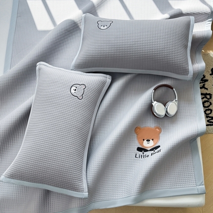 91家纺网 家纺一手货源 找家纺 （总）爱思凯2025新款【瑞宝熊】PE真豆豆床席款凉席 场景二