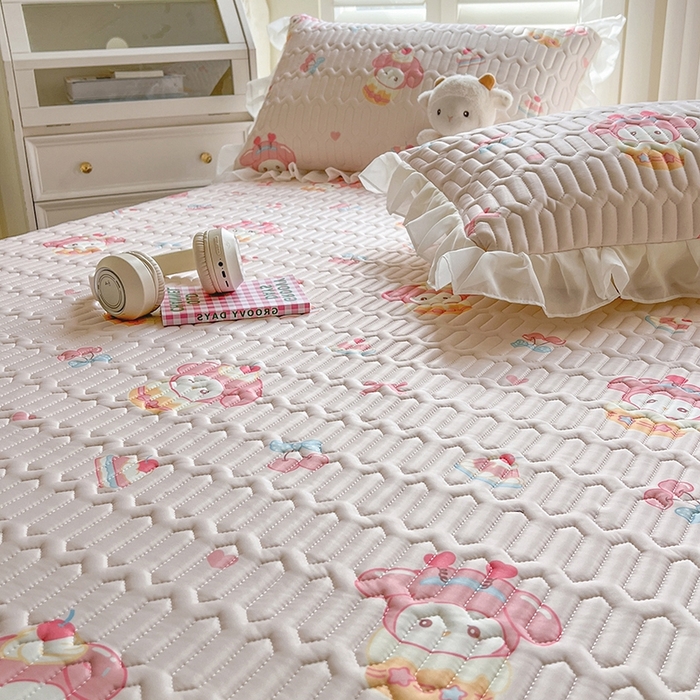 91家纺网 家纺一手货源 找家纺 慕澄2025新款小清新印花凉感丝花床裙款乳胶凉席 美乐蒂