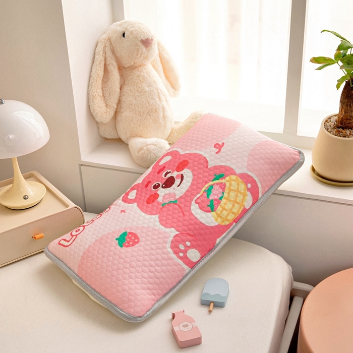 91家纺网 家纺一手货源 找家纺 富馨莱 2025新款儿童冰丝豆豆枕套 草莓小熊