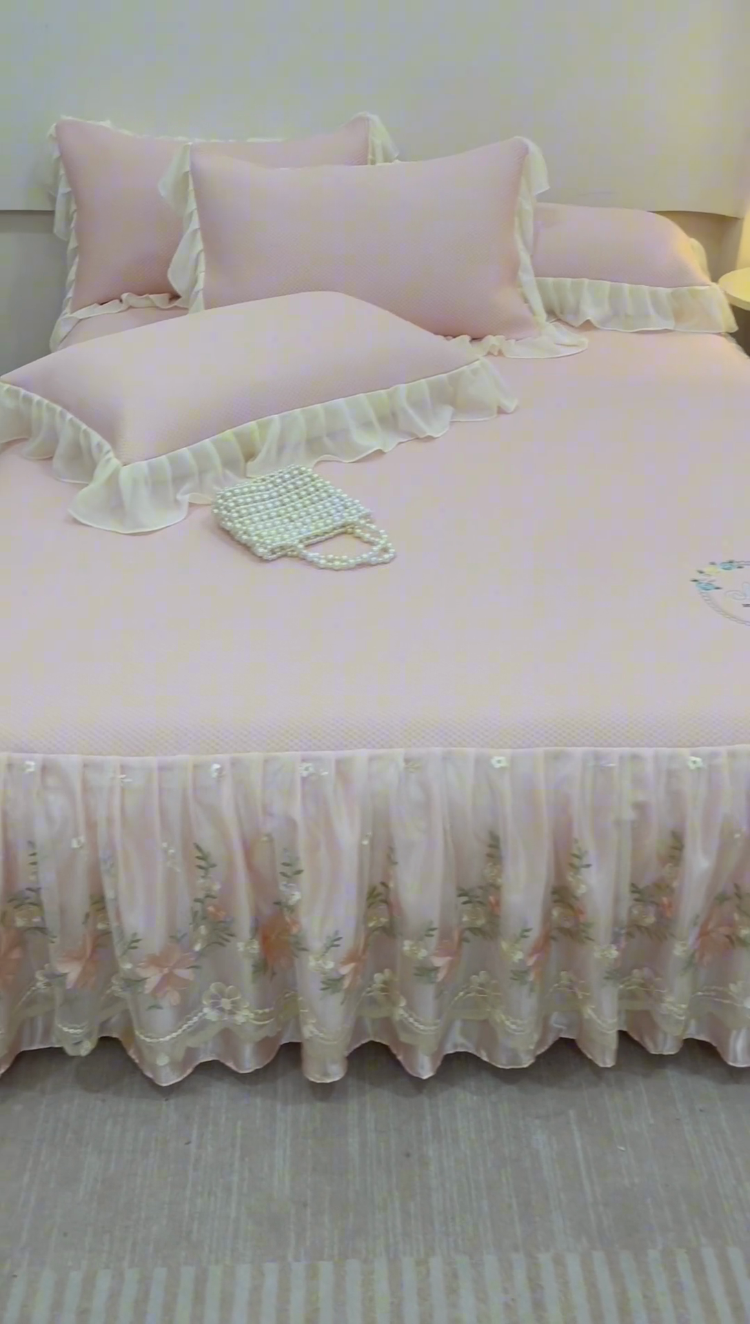 91家纺网 家纺一手货源 找家纺 好儿喜家纺2025新款海洋丝凉感豆豆床裙凉席-花蜜 浅粉 