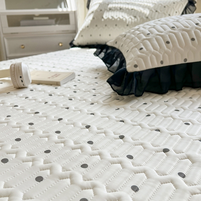 91家纺网 家纺一手货源 找家纺 慕澄2025新款小清新印花凉感丝花床裙款乳胶凉席 黑波点