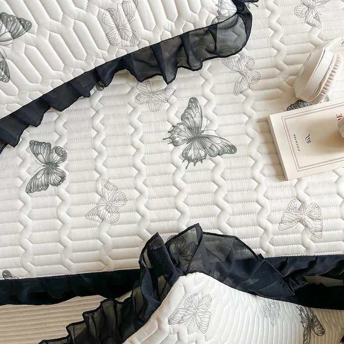 91家纺网 家纺一手货源 找家纺 慕澄2025新款小清新印花凉感丝花床裙款乳胶凉席 黑蝴蝶