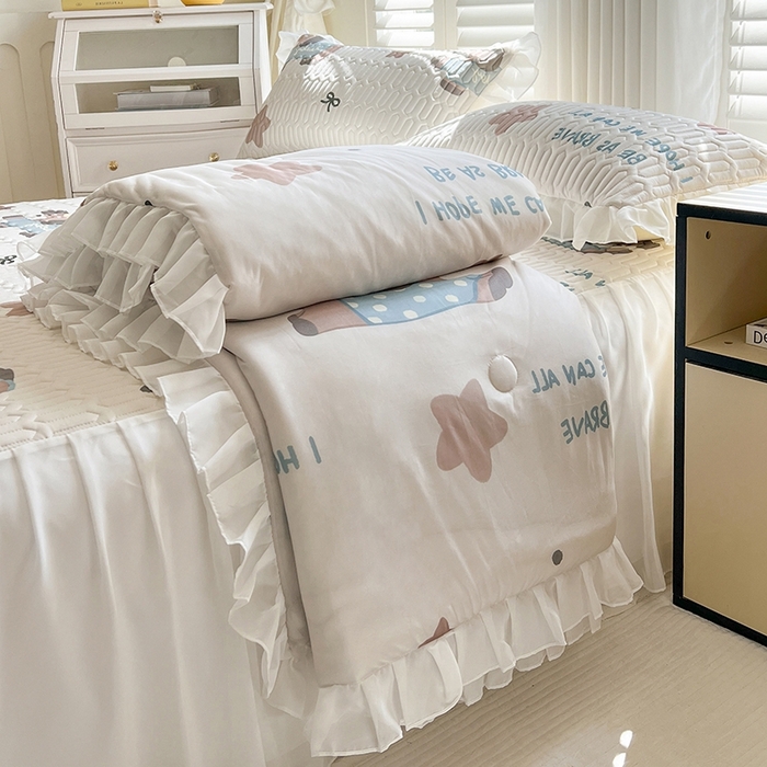 91家纺网 家纺一手货源 找家纺 慕澄2025新款小清新印花凉感丝花床裙款乳胶凉席 星星狗