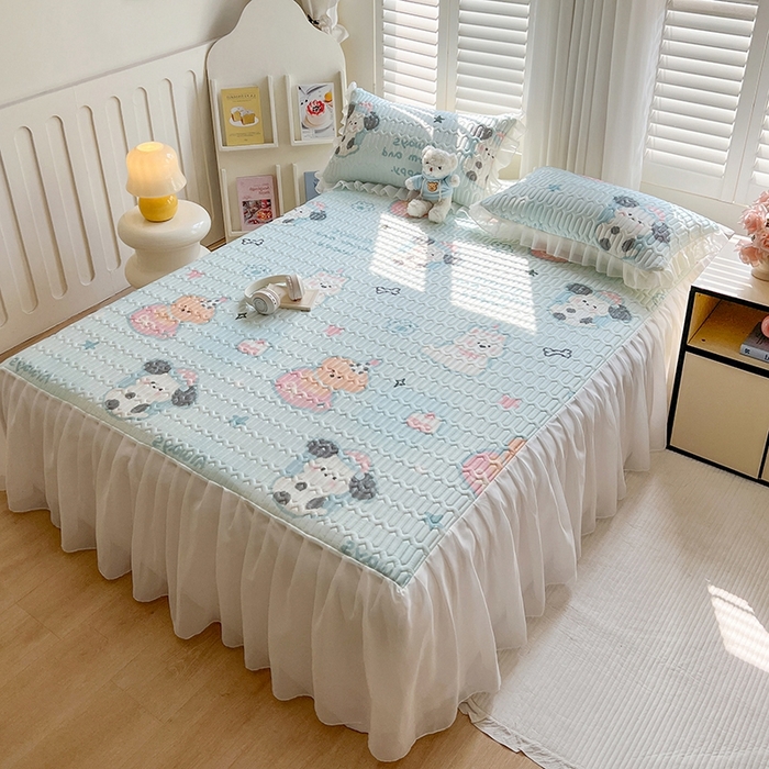 91家纺网 家纺一手货源 找家纺 慕澄2025新款小清新印花凉感丝花床裙款乳胶凉席 嘟嘟旺仔