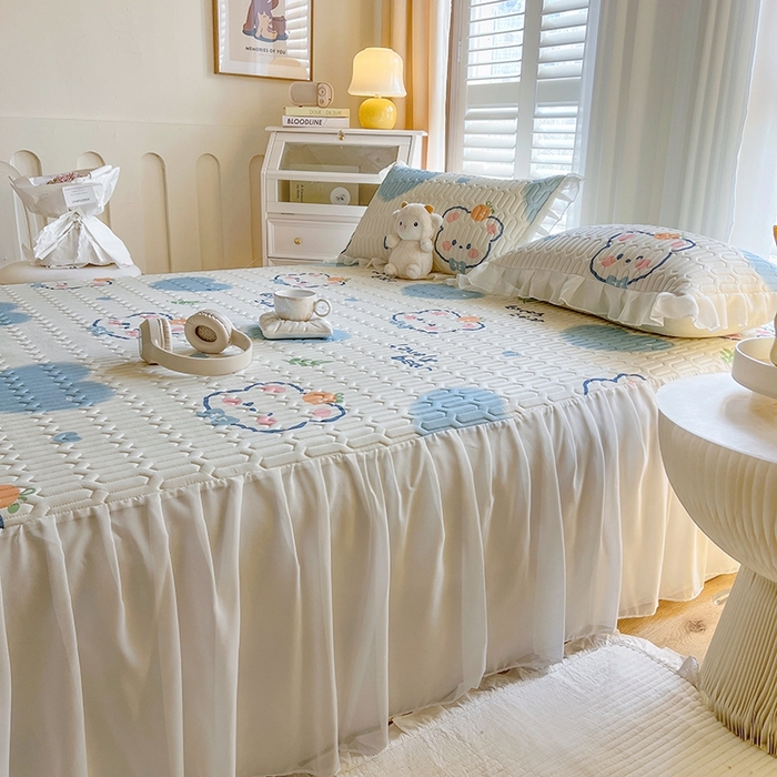 91家纺网 家纺一手货源 找家纺 慕澄2025新款小清新印花凉感丝花床裙款乳胶凉席 爱心小熊