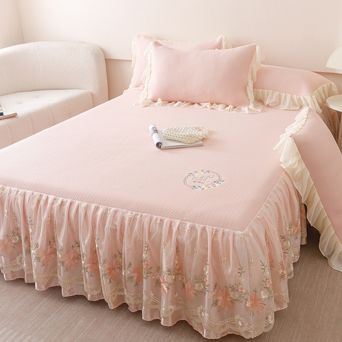 91家纺网 家纺一手货源 找家纺 好儿喜家纺2025新款海洋丝凉感豆豆床裙凉席-花蜜 浅粉 