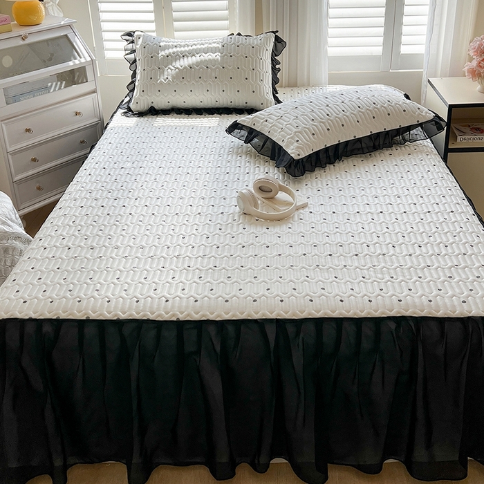 91家纺网 家纺一手货源 找家纺 慕澄2025新款小清新印花凉感丝花床裙款乳胶凉席 黑波点