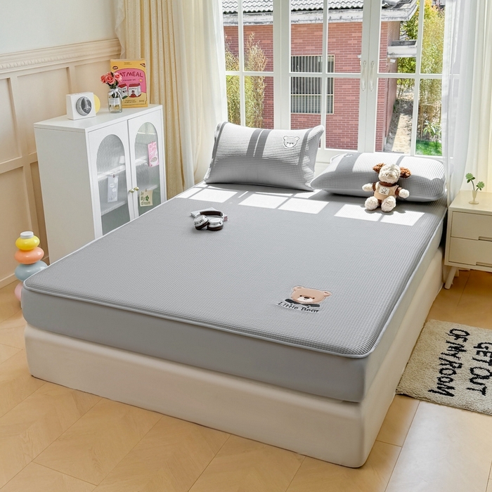 91家纺网 家纺一手货源 找家纺 （总）爱思凯2025新款【瑞宝熊】PE真豆豆-床笠款凉席  场景二