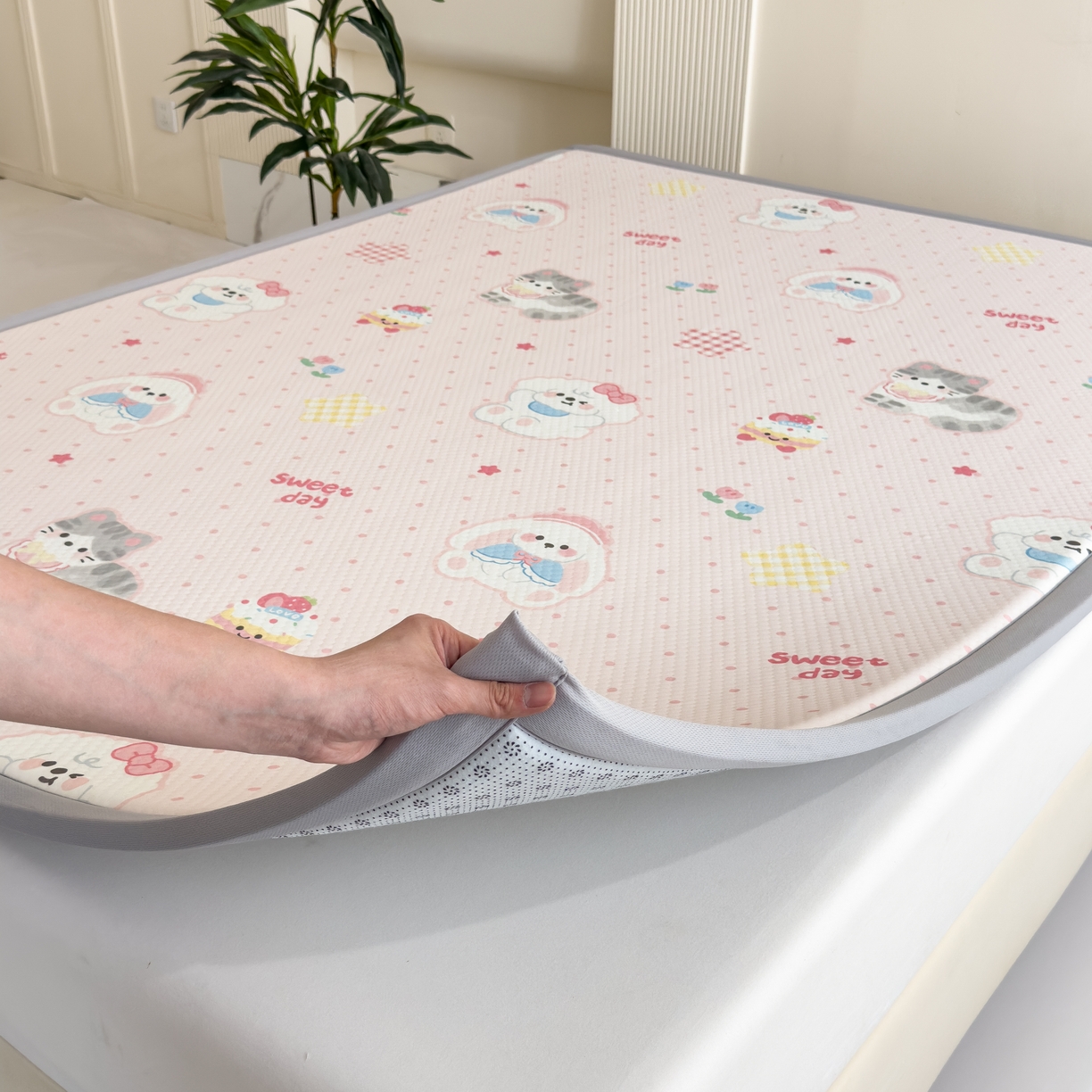 91家纺网 家纺一手货源 找家纺 席世家 2025新款印花豆豆多功能垫 粉色乐园