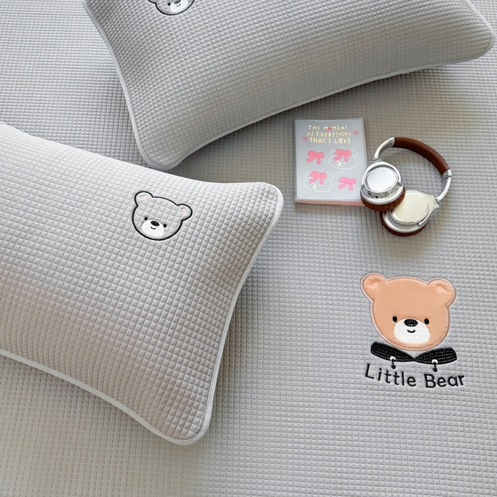 91家纺网 家纺一手货源 找家纺 （总）爱思凯2025新款【瑞宝熊】PE真豆豆-床笠款凉席  场景二