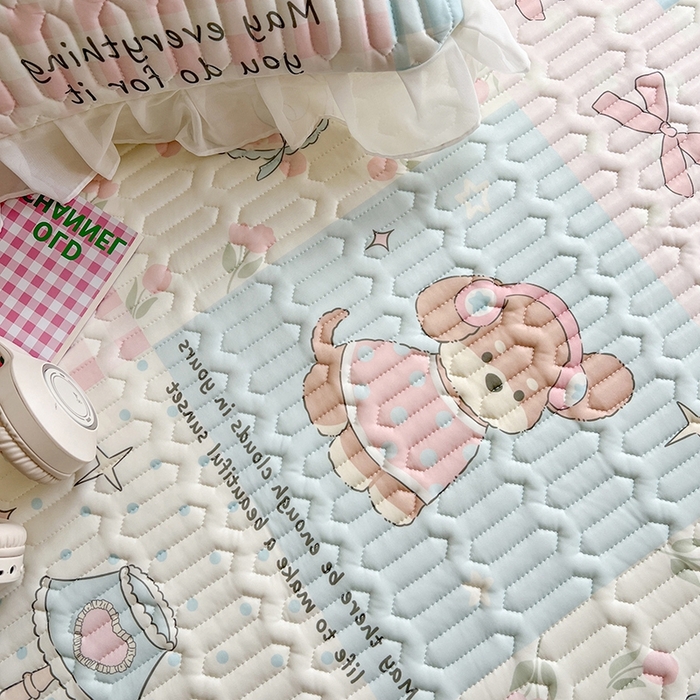 91家纺网 家纺一手货源 找家纺 慕澄2025新款小清新印花凉感丝花床裙款乳胶凉席 音乐会