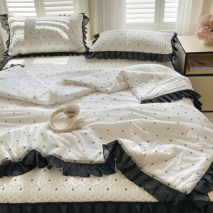 91家纺网 家纺一手货源 找家纺 慕澄2025新款小版印花床裙款乳胶凉席凉感丝夏被四件套 黑波点