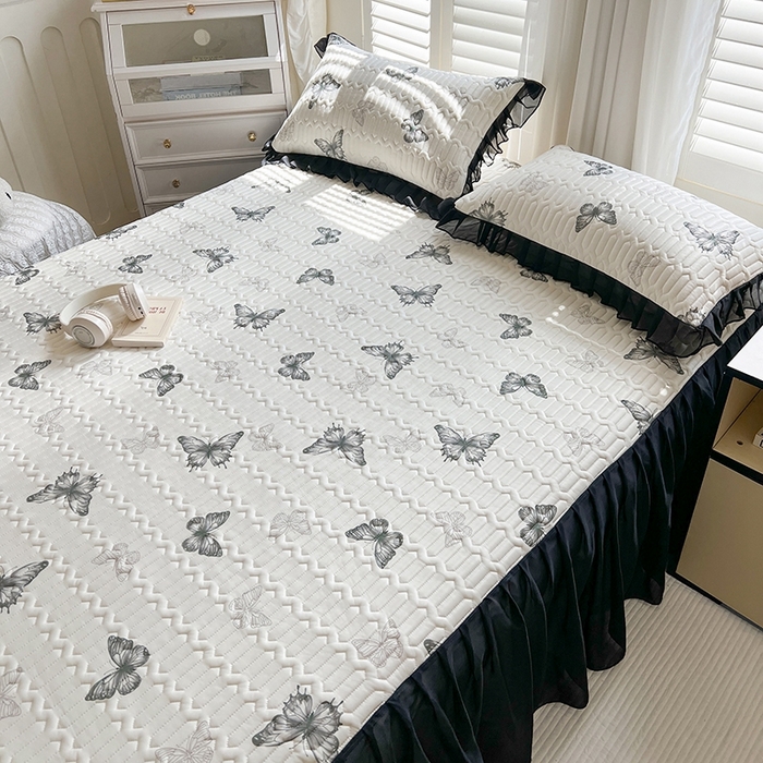 91家纺网 家纺一手货源 找家纺 慕澄2025新款小清新印花凉感丝花床裙款乳胶凉席 黑蝴蝶