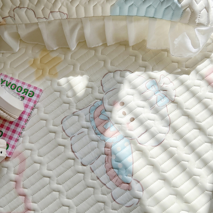 91家纺网 家纺一手货源 找家纺 慕澄2025新款小清新印花凉感丝花床裙款乳胶凉席 夏日幸福