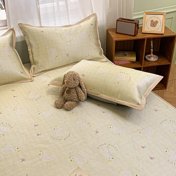 91家纺网 家纺一手货源 找家纺 布卢姆床垫2025新款A类数码印花冰藤席夏凉席--床笠款 皇冠鸭床笠