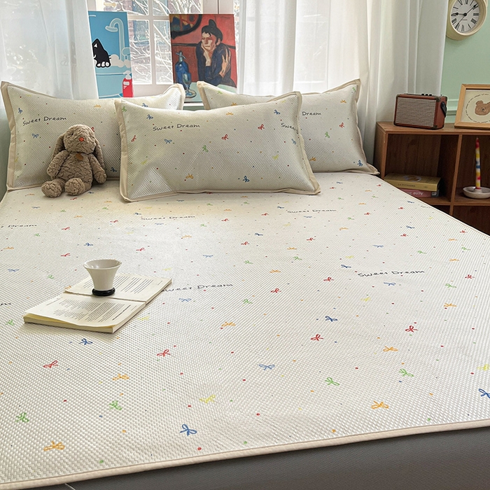 91家纺网 家纺一手货源 找家纺 布卢姆床垫2025新款A类数码印花冰藤席夏凉席--床笠款 波点蝴蝶结床笠