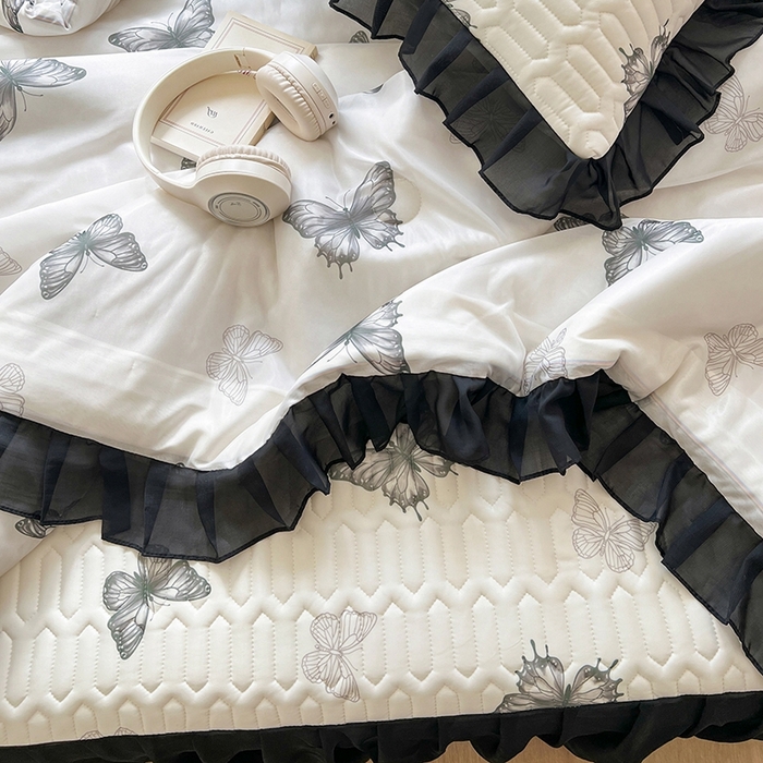 91家纺网 家纺一手货源 找家纺 慕澄2025新款小版印花床裙款乳胶凉席凉感丝夏被四件套 黑蝴蝶
