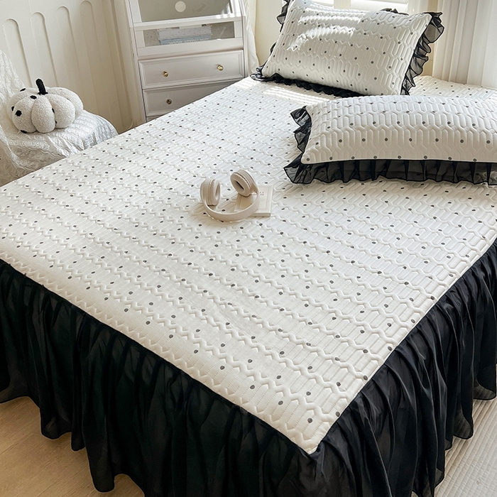 91家纺网 家纺一手货源 找家纺 慕澄2025新款小清新印花凉感丝花床裙款乳胶凉席 黑波点