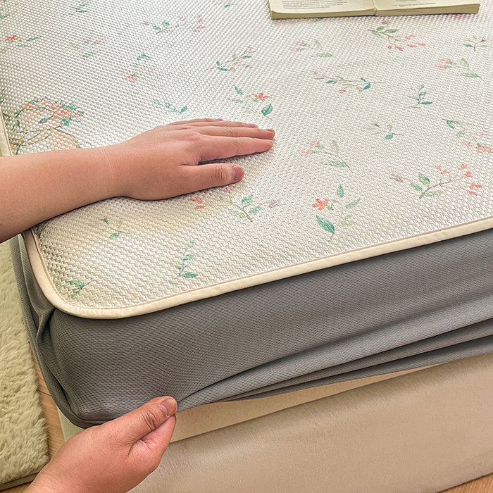 91家纺网 家纺一手货源 找家纺 布卢姆床垫2025新款A类数码印花冰藤席夏凉席--床笠款 花园小兔床笠