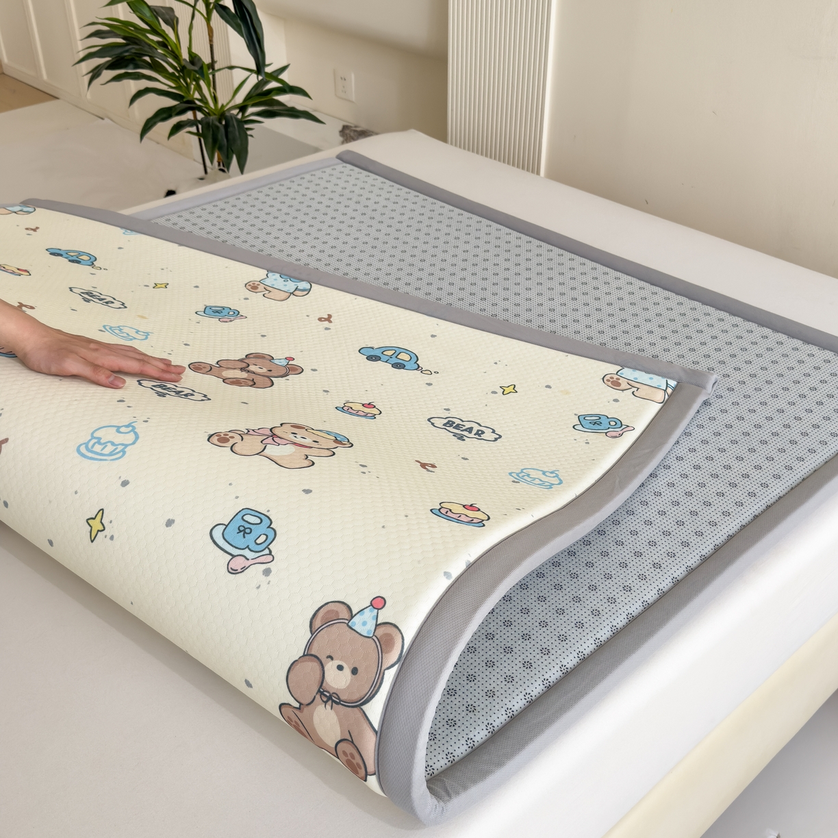 91家纺网 家纺一手货源 找家纺 席世家 2025新款印花豆豆多功能垫 汽车小熊