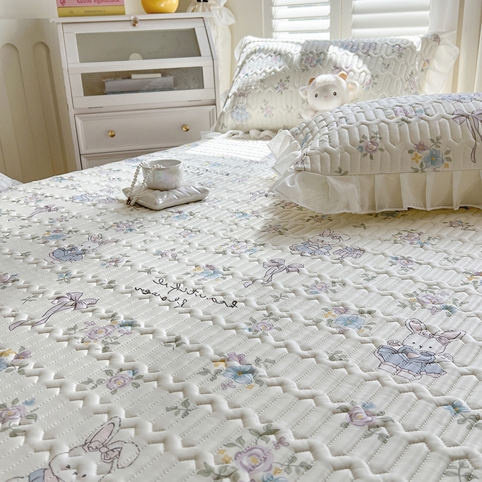 91家纺网 家纺一手货源 找家纺 慕澄2025新款小清新印花凉感丝花床裙款乳胶凉席 紫系小兔