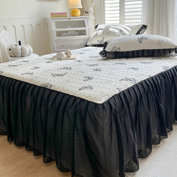 91家纺网 家纺一手货源 找家纺 慕澄2025新款小清新印花凉感丝花床裙款乳胶凉席 黑蝴蝶