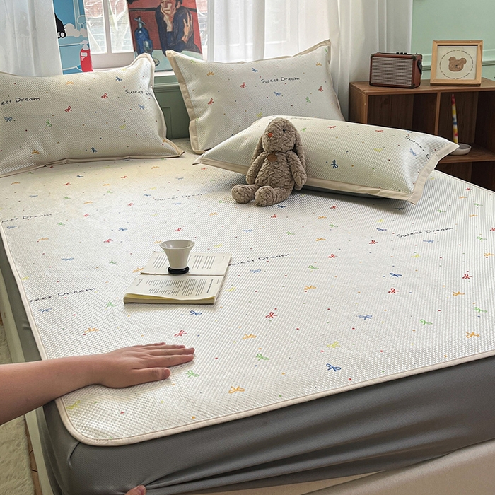 91家纺网 家纺一手货源 找家纺 布卢姆床垫2025新款A类数码印花冰藤席夏凉席--床笠款 波点蝴蝶结床笠