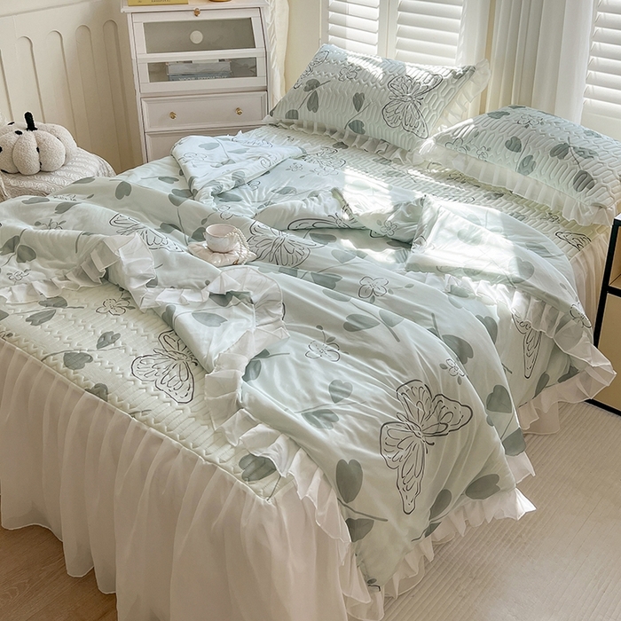 91家纺网 家纺一手货源 找家纺 慕澄2025新款小版印花床裙款乳胶凉席凉感丝夏被四件套 绿色蝶