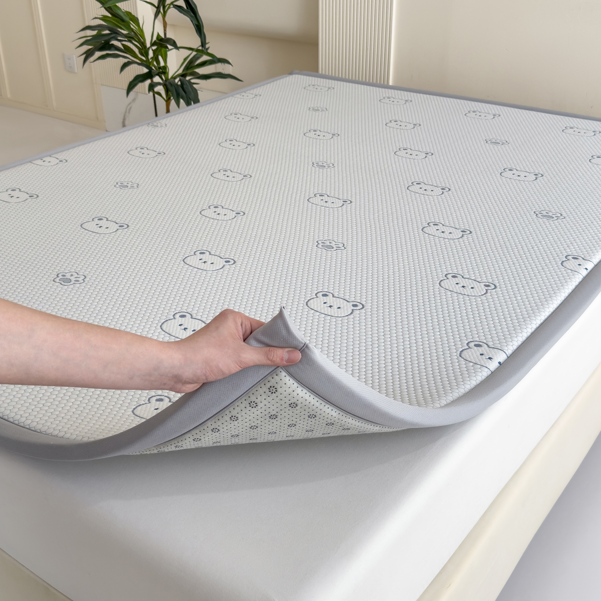 91家纺网 家纺一手货源 找家纺 席世家 2025新款凉感豆豆多功能垫 小熊-蓝