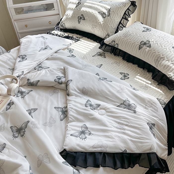 91家纺网 家纺一手货源 找家纺 慕澄2025新款小版印花床裙款乳胶凉席凉感丝夏被四件套 黑蝴蝶