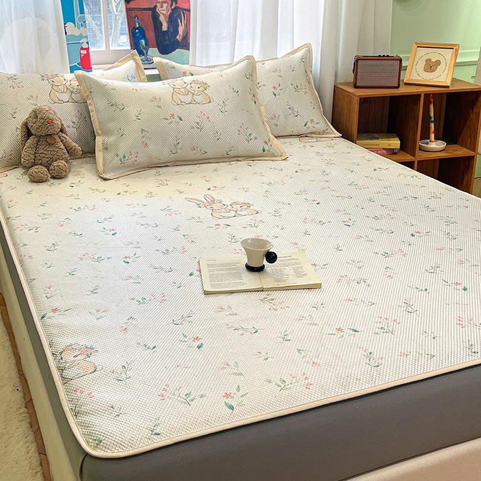 91家纺网 家纺一手货源 找家纺 布卢姆床垫2025新款A类数码印花冰藤席夏凉席--床笠款 花园小兔床笠