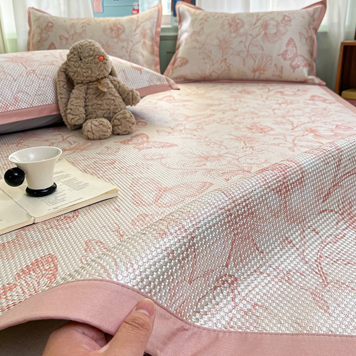 91家纺网 家纺一手货源 找家纺 布卢姆床垫2025新款A类数码印花冰藤席夏凉席--床席款 森林蝴蝶