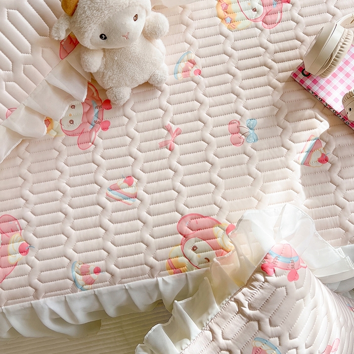 91家纺网 家纺一手货源 找家纺 慕澄2025新款小清新印花凉感丝花床裙款乳胶凉席 美乐蒂